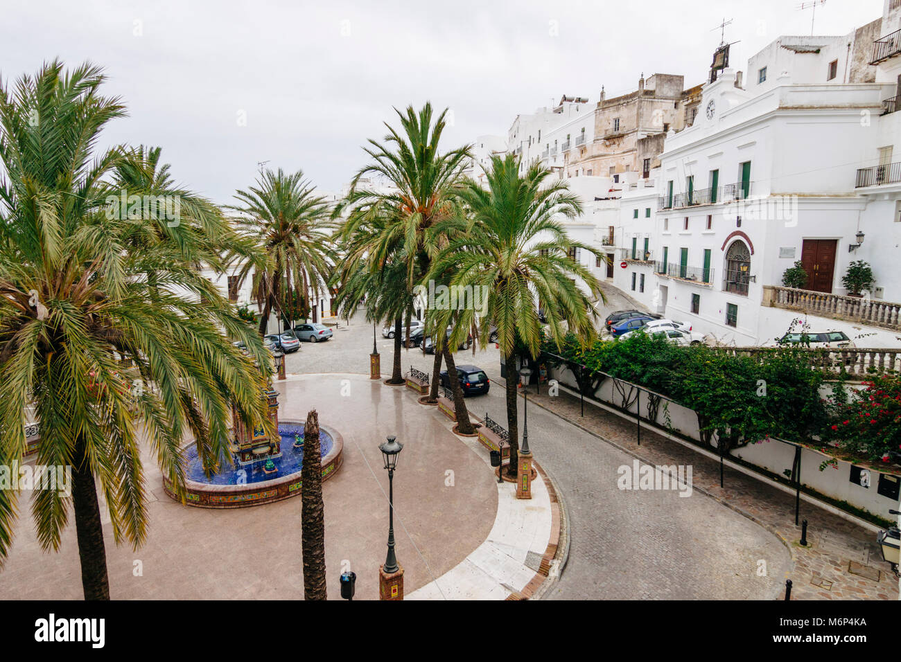 Vejer de la Frontera, la provincia di Cadiz Cadice, Andalusia, Spagna : piazza principale con palme nel classico stile andaluso pueblo blanco di Vejer de la Frontera. Foto Stock