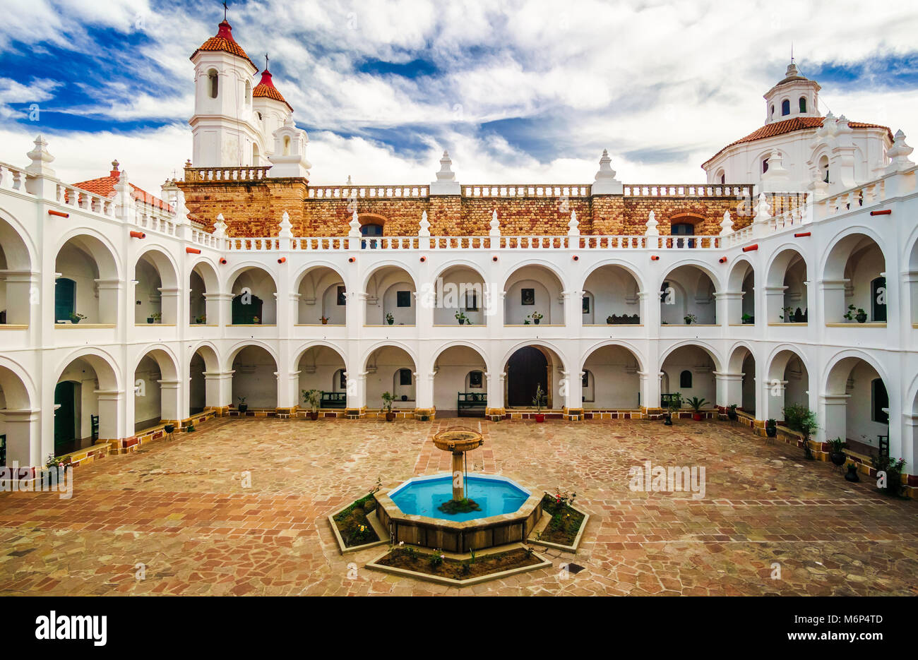 Vista sul cortile di San Felipe de Neri monastero in Sucre Foto Stock