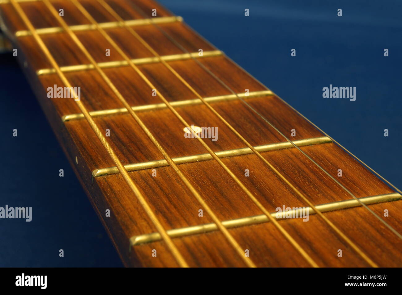 Close up foto macro visualizzazione giù per il collo di una chitarra su sei corde e fret board Foto Stock
