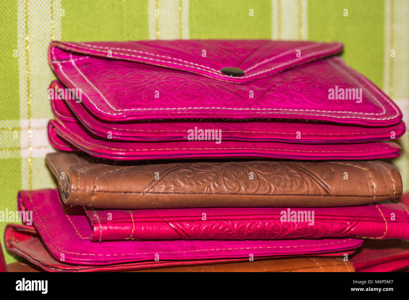 Close up dettaglio di una pila di colorate a mano portafogli in pelle in  vendita nel souk artigiano in Fes, Marocco Foto stock - Alamy