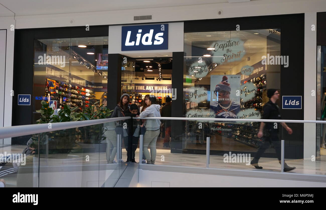 Minnesota, America - Novembre 2016: Coperchi hat negozio di fronte in Mall. Negozio di cappelli maglie magliette ufficiali e squadre sportive abbigliamento. Foto Stock