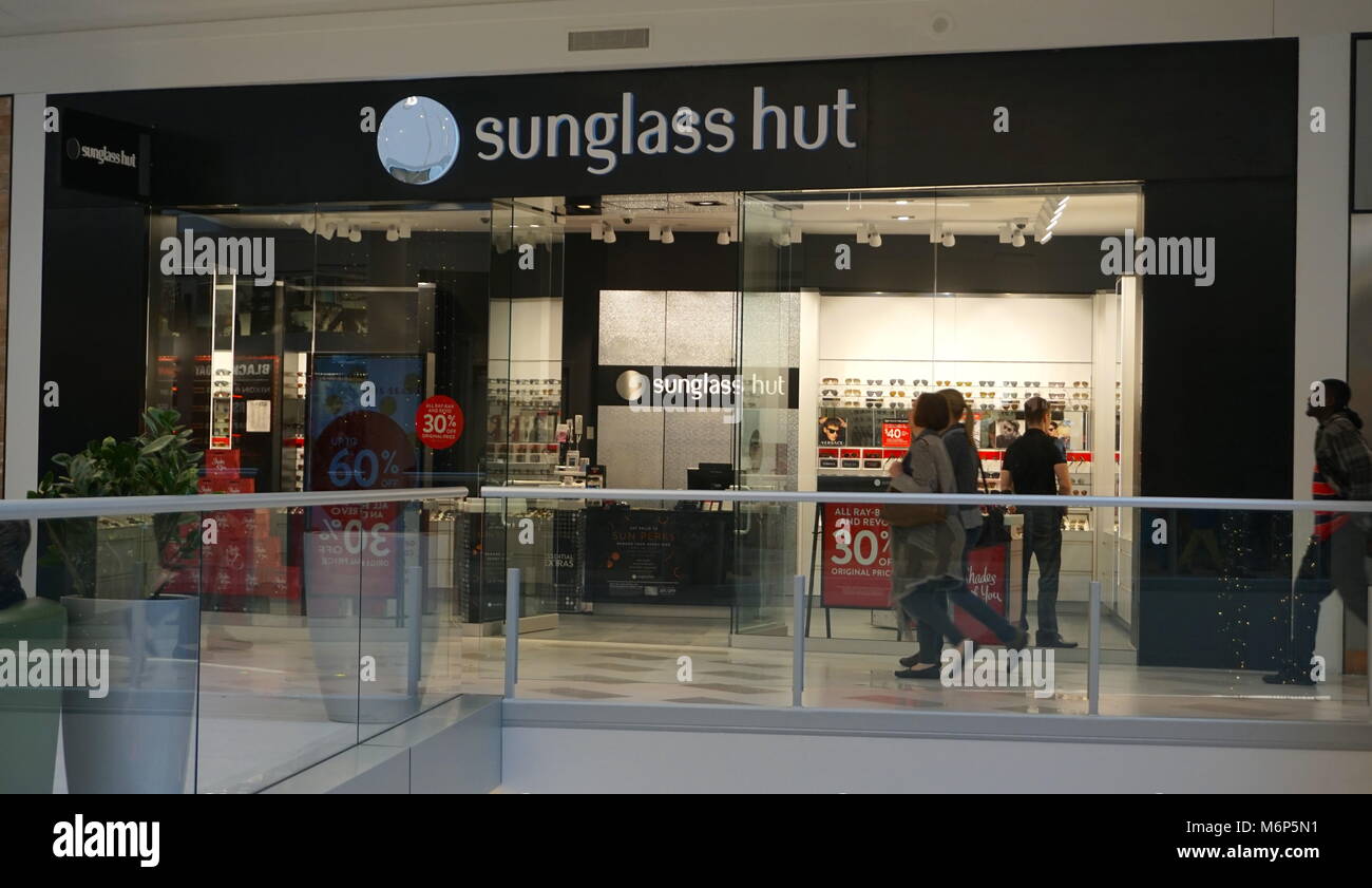 Minneapolis Minnesota - Novembre 2016: Sunglass Hut retail store nel centro commerciale di vendita di occhiali costosi per i clienti Foto Stock