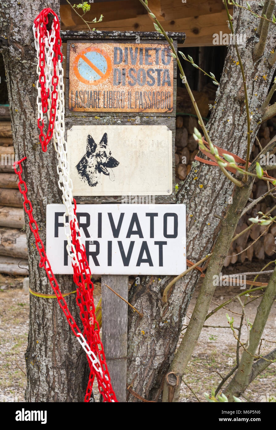 Vista di un vecchio Weathered 'Privato' segno. Vari vecchi segni di divieto di accesso. Foto Stock