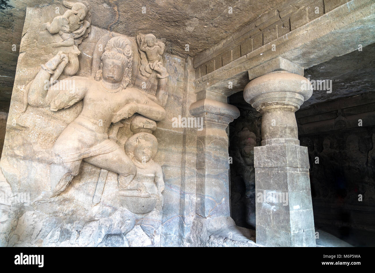 Sculture indù nella grotta 1 sull isola Elephanta. Mumbai, India Foto Stock