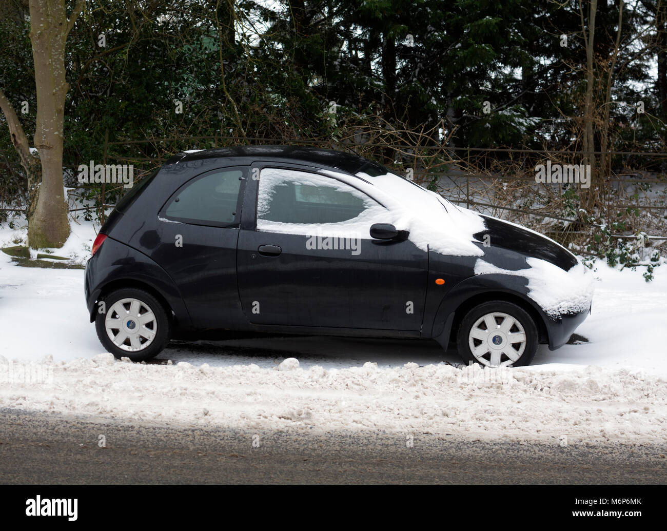 Un nero Ford Ka auto parcheggiate in neve, REGNO UNITO Foto Stock