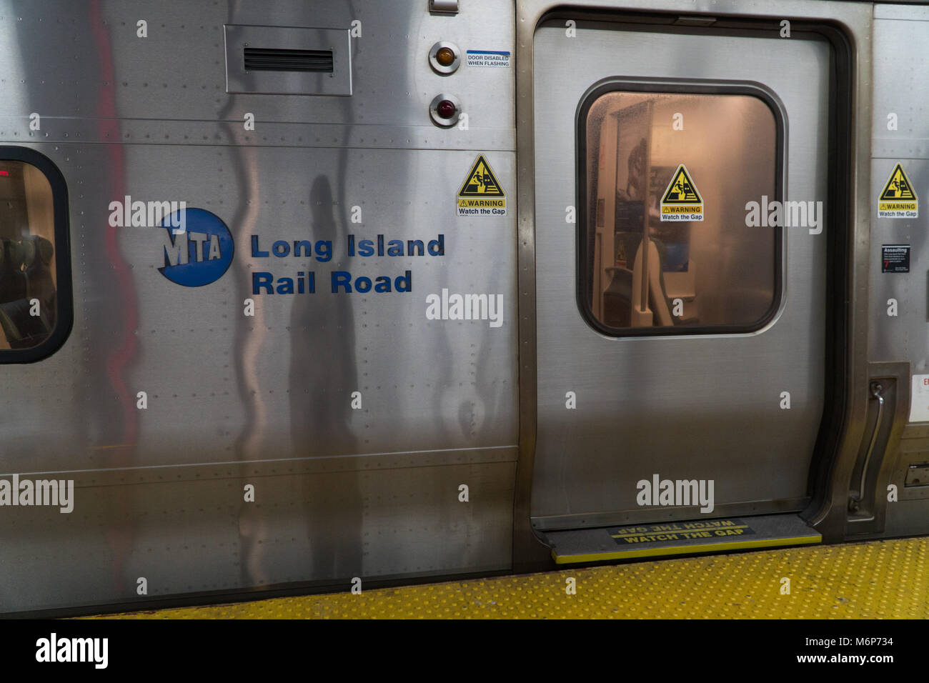New York City, NY - Circa 2017: Ferrovia di Long Island MTA carrozza del treno in vista laterale. Più grande ferroviarie pendolari in Nord America il trasporto di passeggeri in Manhatt Foto Stock