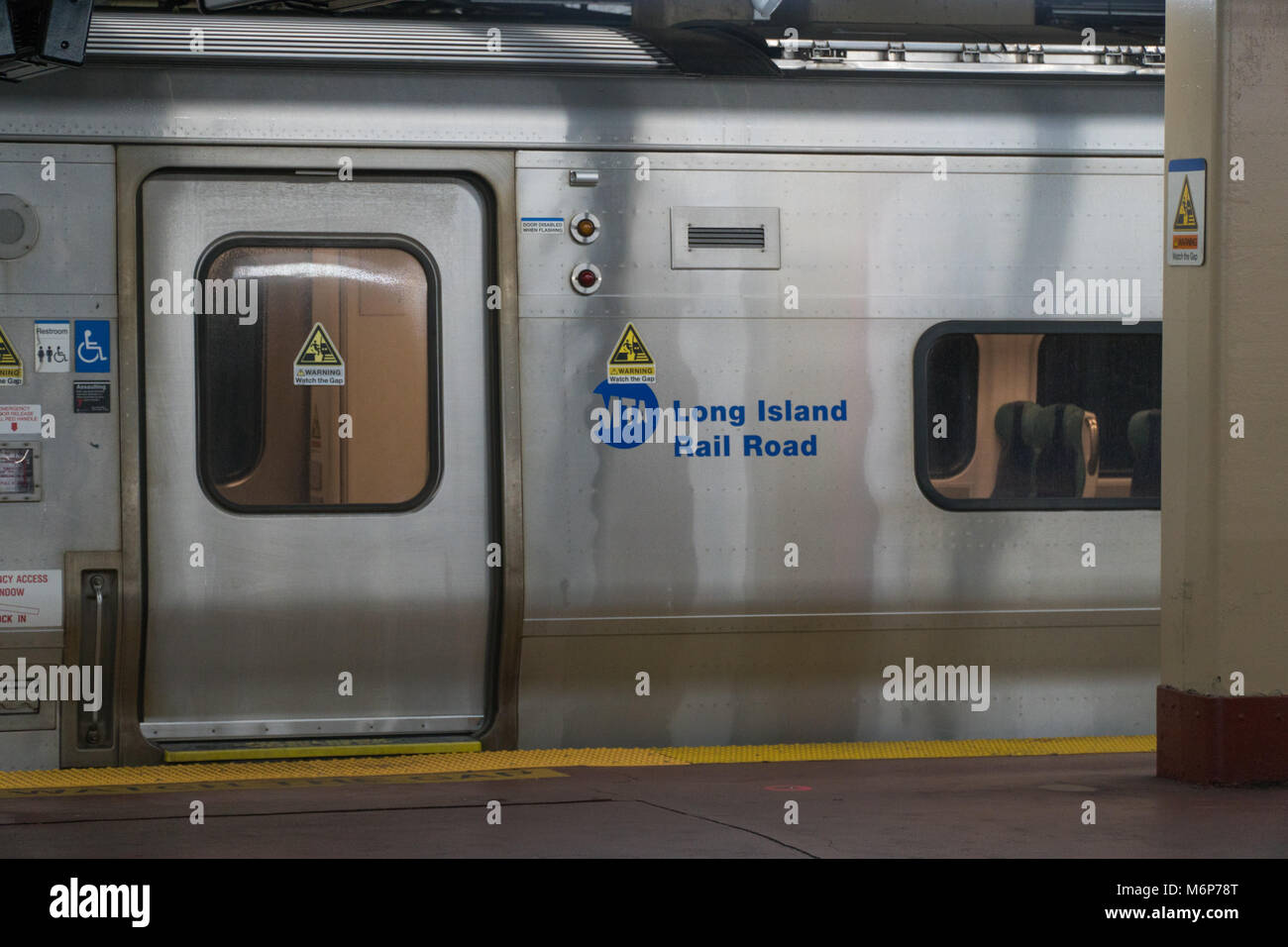 La città di New York, circa 2017: Ferrovia di Long Island carrozza del treno alla stazione di Penn platform in attesa di partire con i passeggeri dei " commuters " da Midtown Manhattan Foto Stock