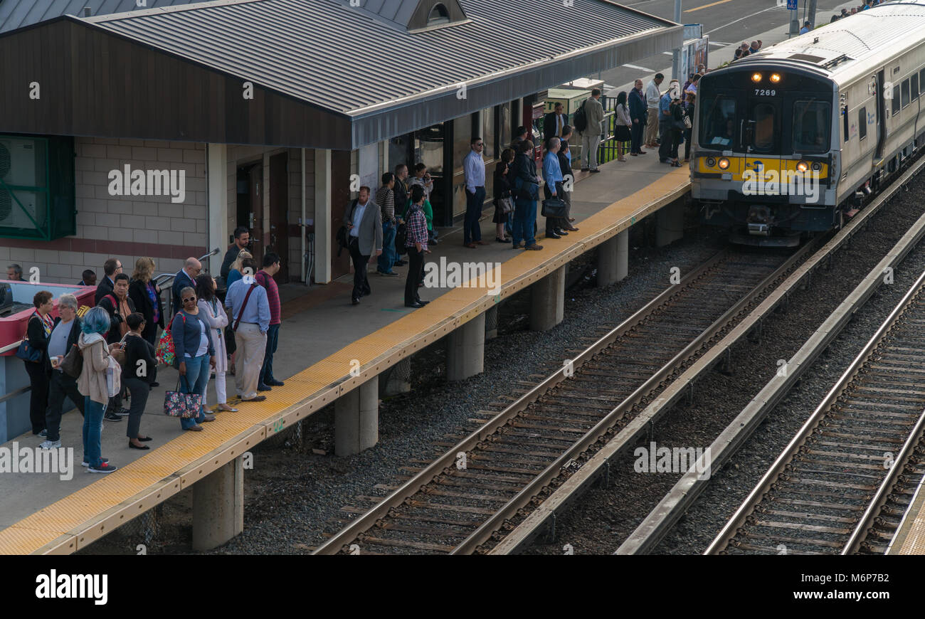 Long Island, NY - Circa 2017: Ferrovia di Long Island LIRR arrivano in treno stazione locale piattaforma per commutare i passeggeri di viaggio Stazione Penn di New York City Foto Stock
