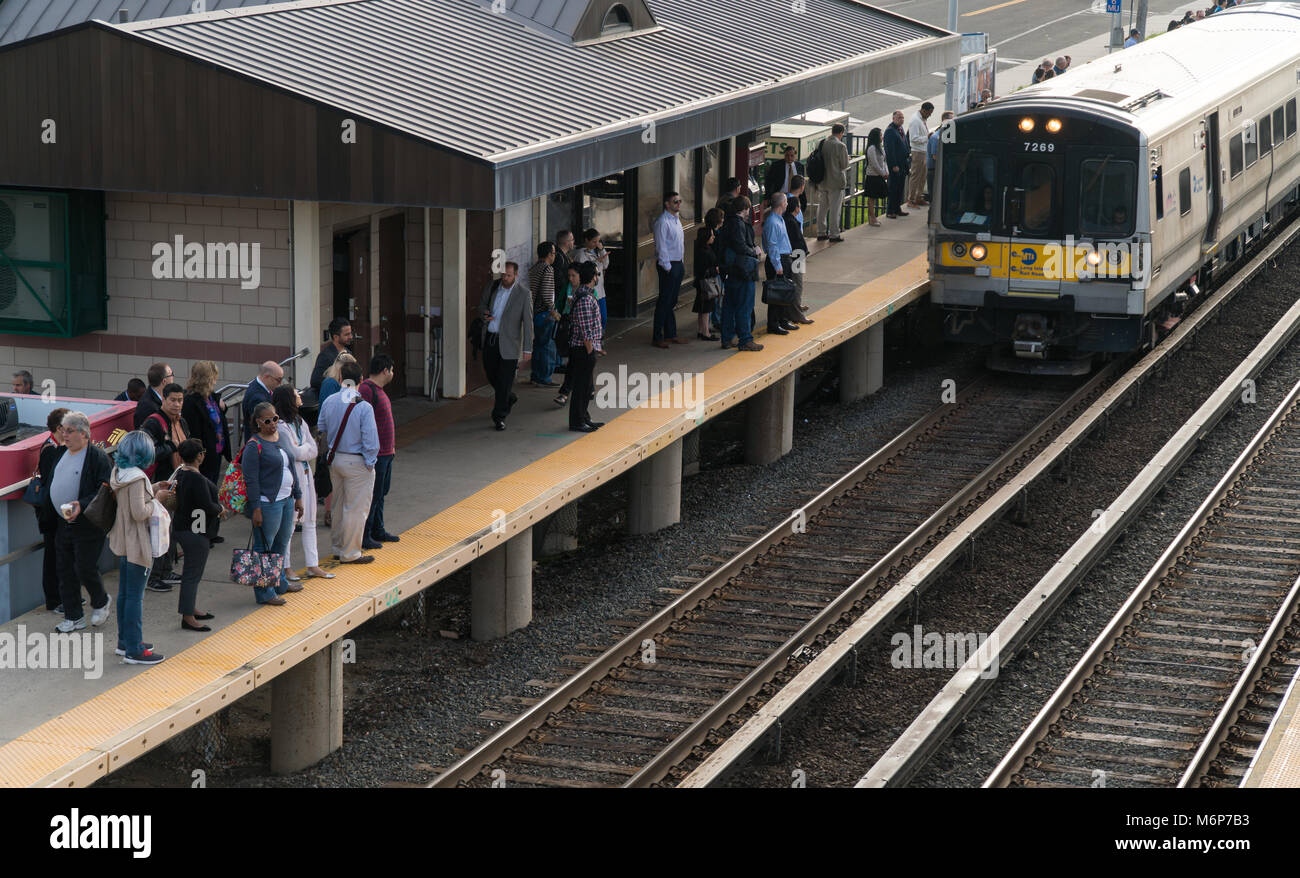 Long Island, NY - Circa 2017: Ferrovia di Long Island LIRR arrivano in treno stazione locale piattaforma per commutare i passeggeri di viaggio Stazione Penn di New York City Foto Stock
