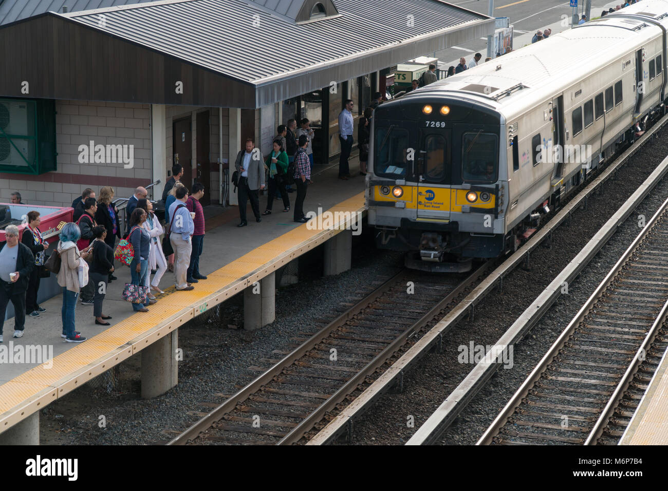 Long Island, NY - Circa 2017: Ferrovia di Long Island LIRR arrivano in treno stazione locale piattaforma per commutare i passeggeri di viaggio Stazione Penn di New York City Foto Stock