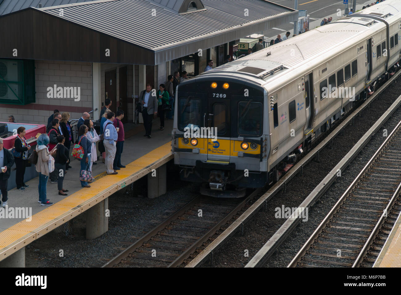 Long Island, NY - Circa 2017: Ferrovia di Long Island LIRR arrivano in treno stazione locale piattaforma per commutare i passeggeri di viaggio Stazione Penn di New York City Foto Stock
