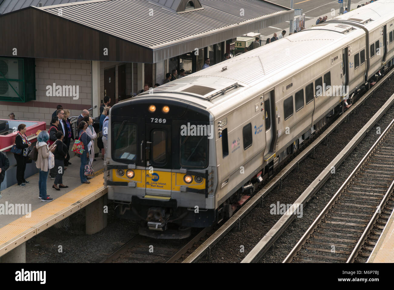 Long Island, NY - Circa 2017: Ferrovia di Long Island LIRR arrivano in treno stazione locale piattaforma per commutare i passeggeri di viaggio Stazione Penn di New York City Foto Stock