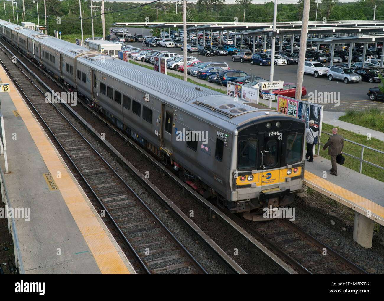 Long Island, NY - Circa 2017: Ferrovia di Long Island LIRR treno stazione locale piattaforma per commutare i passeggeri di viaggio Stazione Penn di New York City Foto Stock