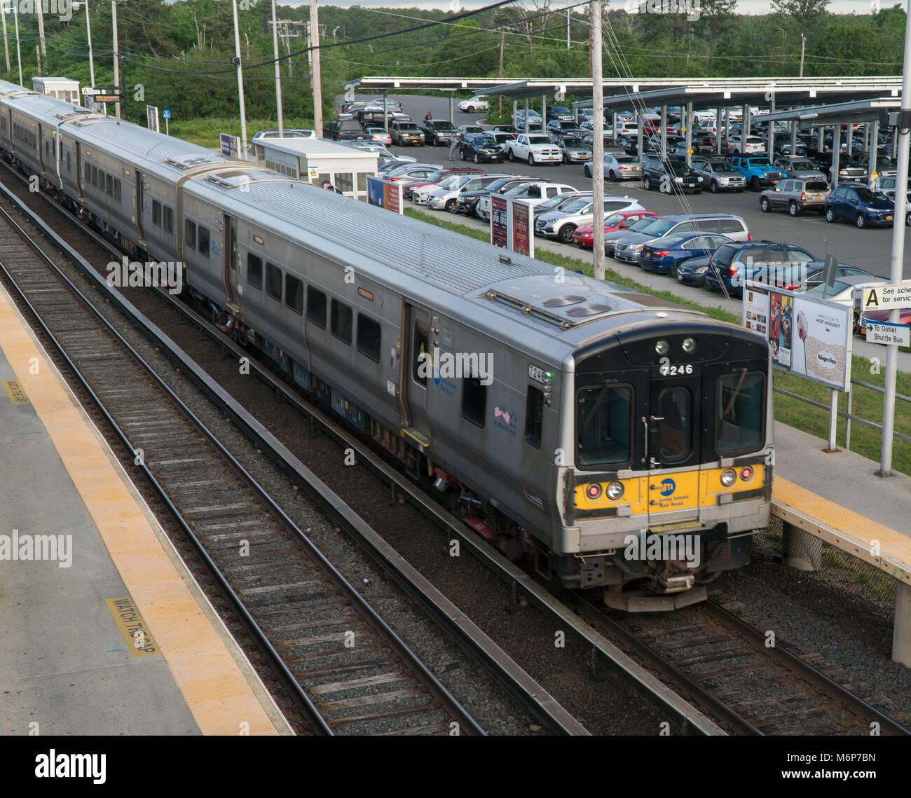 Long Island, NY - Circa 2017: Ferrovia di Long Island LIRR treno stazione locale piattaforma per commutare i passeggeri di viaggio Stazione Penn di New York City Foto Stock