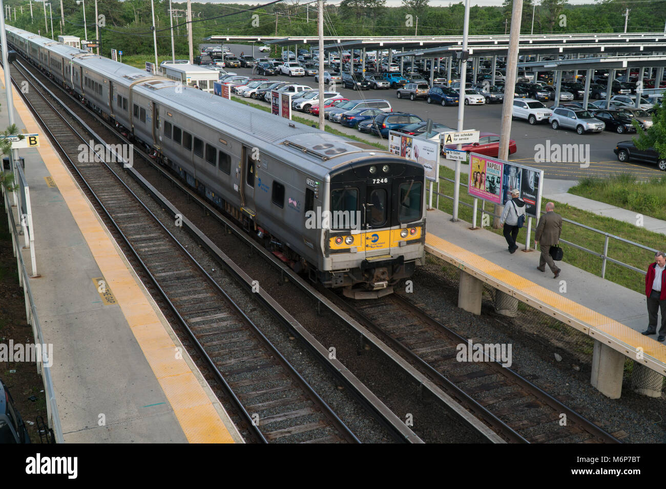 Long Island, NY - Circa 2017: Ferrovia di Long Island LIRR treno stazione locale piattaforma per commutare i passeggeri di viaggio Stazione Penn di New York City Foto Stock