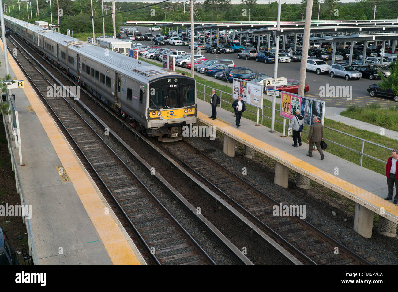 Long Island, NY - Circa 2017: Ferrovia di Long Island LIRR treno stazione locale piattaforma per commutare i passeggeri di viaggio Stazione Penn di New York City Foto Stock