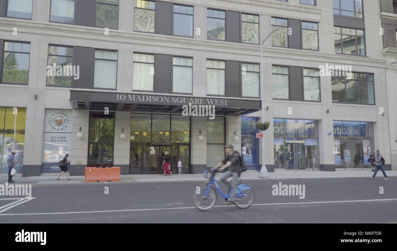 La città di New York, circa 2017: Creazione di foto giorno dx esterno al di fuori di un luxury real estate appartamento edificio per uffici a Manhattan. Citibike rider pass Foto Stock