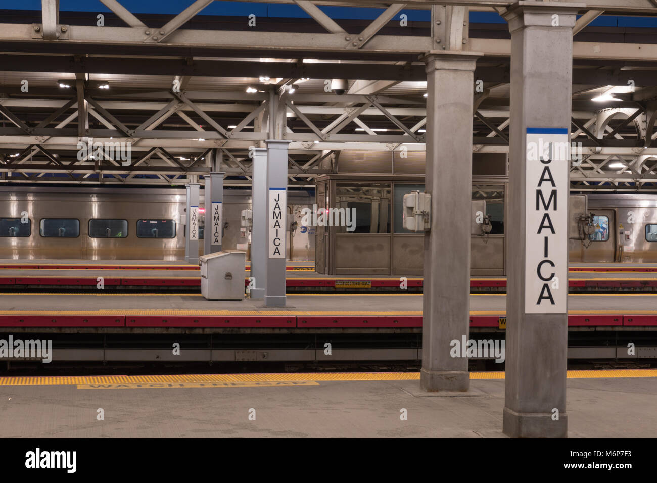 Queens, a New York City - Circa 2017: Ferrovia di Long Island i treni viaggiano attraverso la Giamaica LIRR stazione terminale viaggiare a Penn Station Manhattan di notte Foto Stock