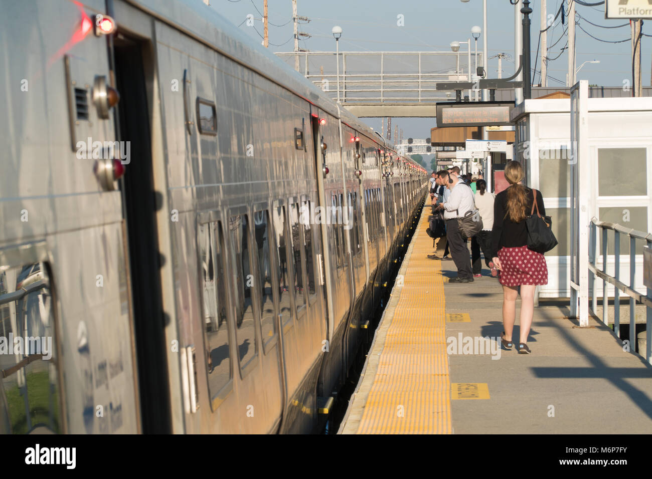 Long Island, NY - Circa 2017: Ferrovia di Long Island LIRR MTA in attesa del treno per i passeggeri a bordo in corrispondenza della stazione durante la mattina ora di punta i pendolari Foto Stock