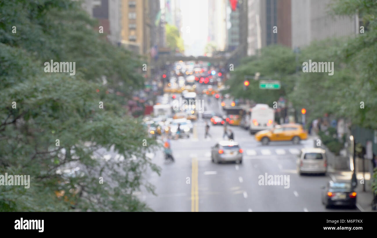 Sfocatura sfocatura lunga vista giù 42nd street a Manhattan. Tettuccio di colpo di occupato Rush Hour midtown il traffico. Autobus, auto veicolo personale occupano street Foto Stock