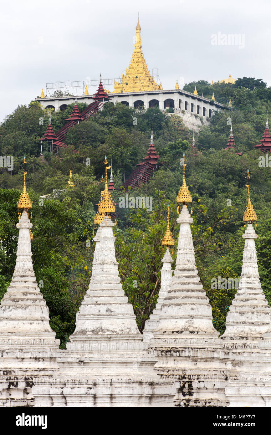 La stupa bianchi della Pagoda Sandamuni con il Mandalay Hill in background.. Myanmar (Birmania). Foto Stock