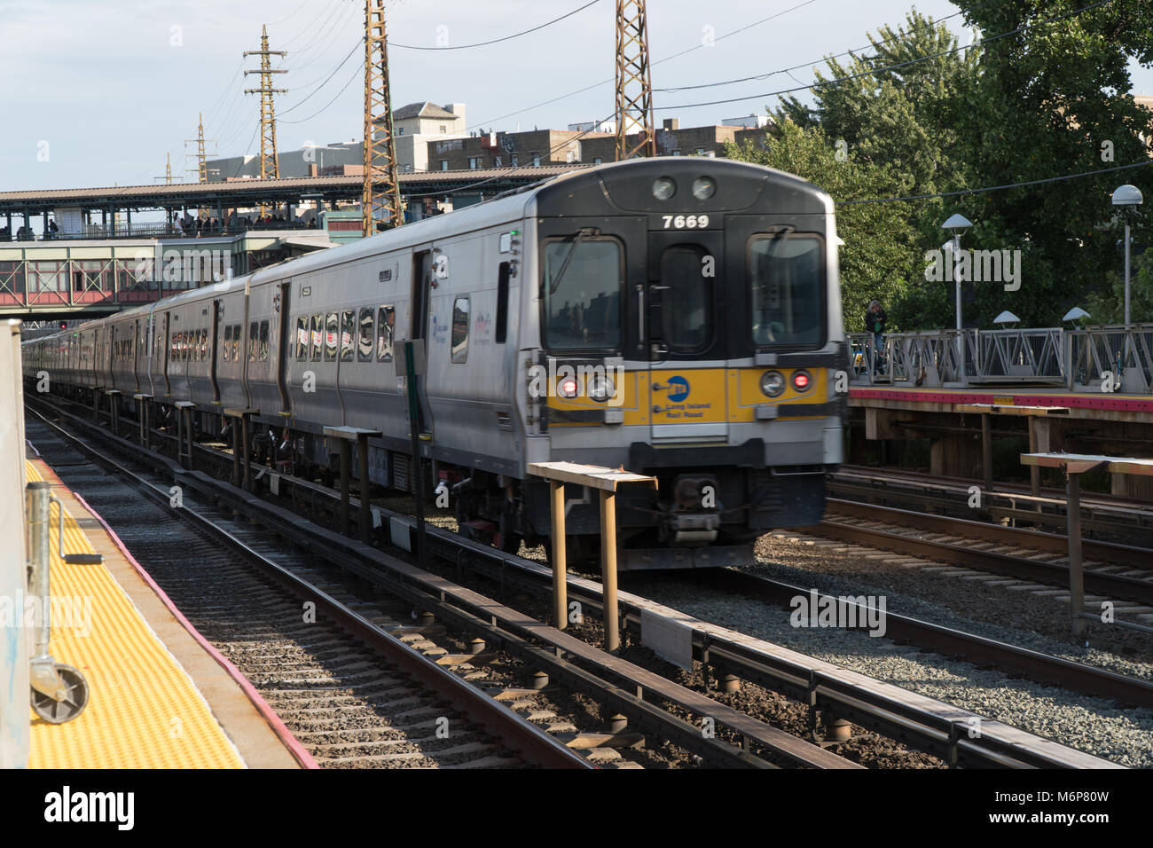 La città di New York, circa 2017: Ferrovia di Long Island treno viaggia con i passeggeri da Manhattan alla stazione destinazione durante il giorno i pendolari Foto Stock