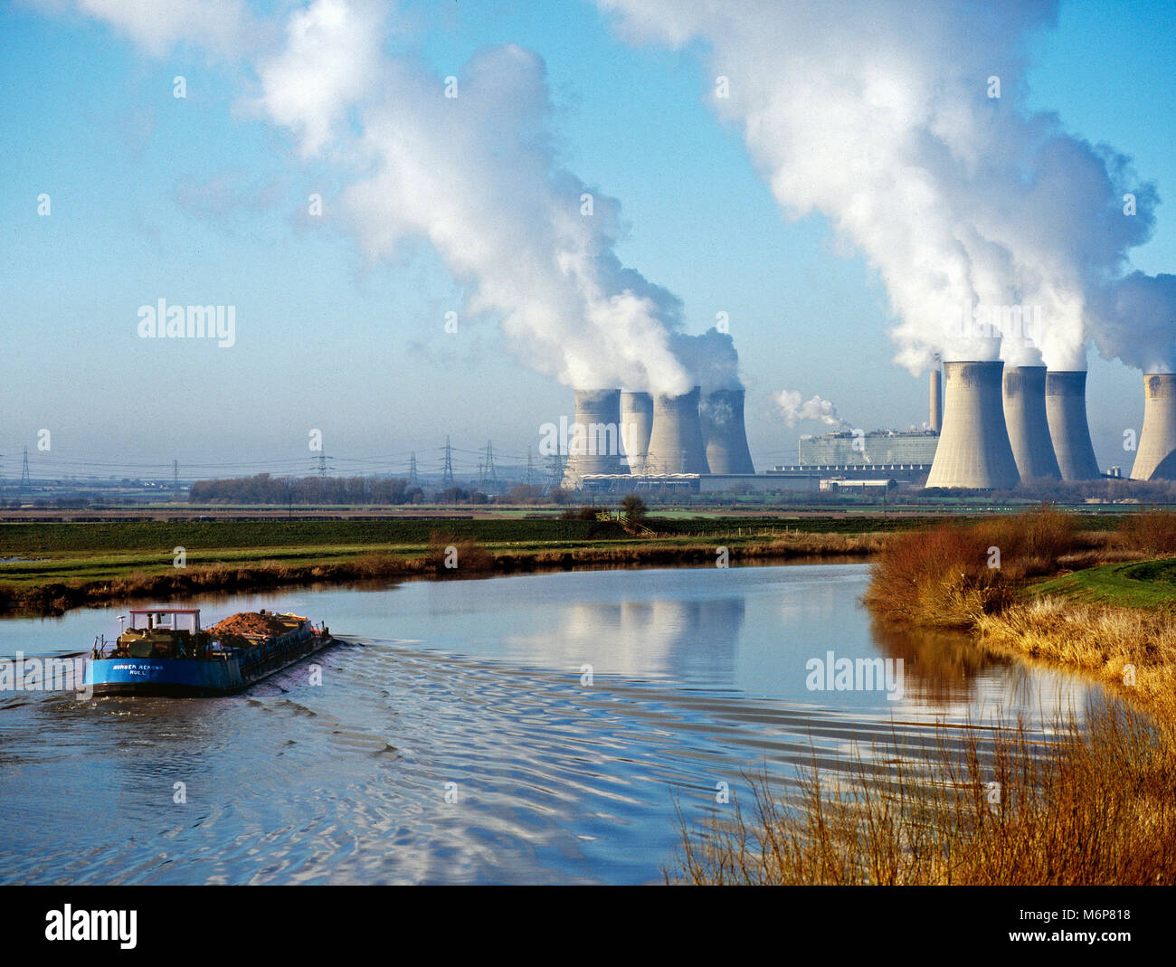 La ghiaia barcone sul fiume Trent, vicino Cottam Power Station, vicino Torksey, Lincolnshire Foto Stock
