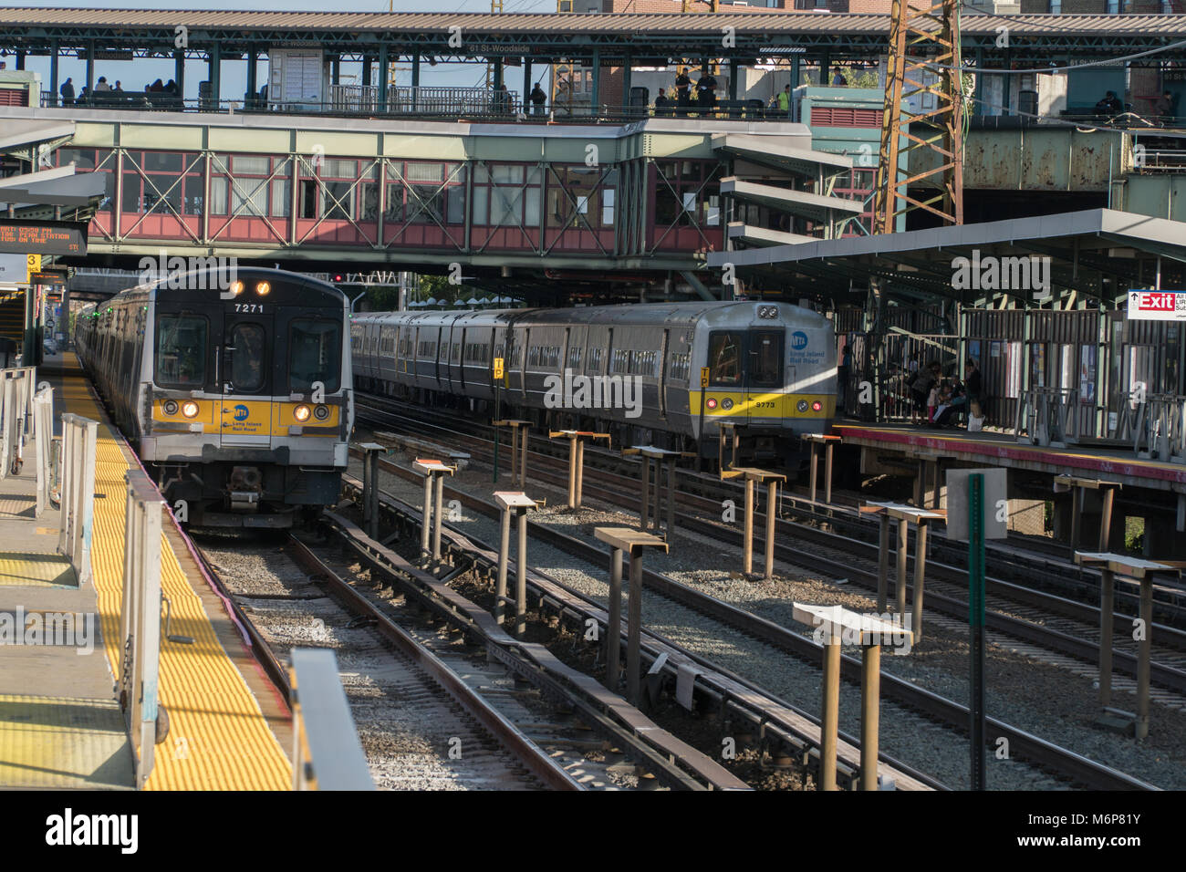La città di New York, circa 2017: Ferrovia di Long Island il viaggio in treno per occupato Rush Hour commutare tra la Penn Station di Manhattan e stazione est Foto Stock