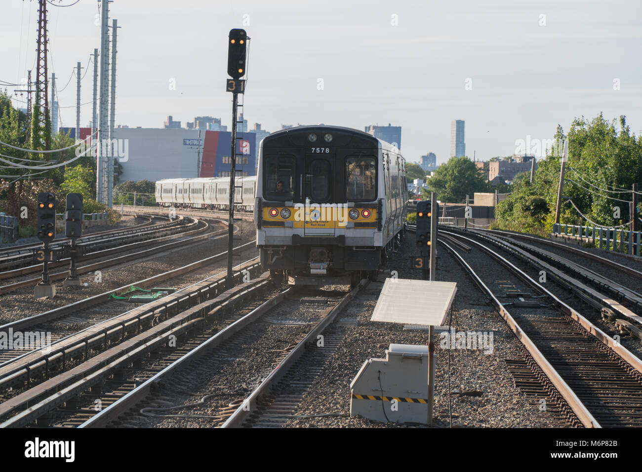 La città di New York, circa 2017: Ferrovia di Long Island treno in viaggio sulla via di Penn Station Manhattan durante le ore di punta i pendolari. Giorno Orario al di fuori Foto Stock
