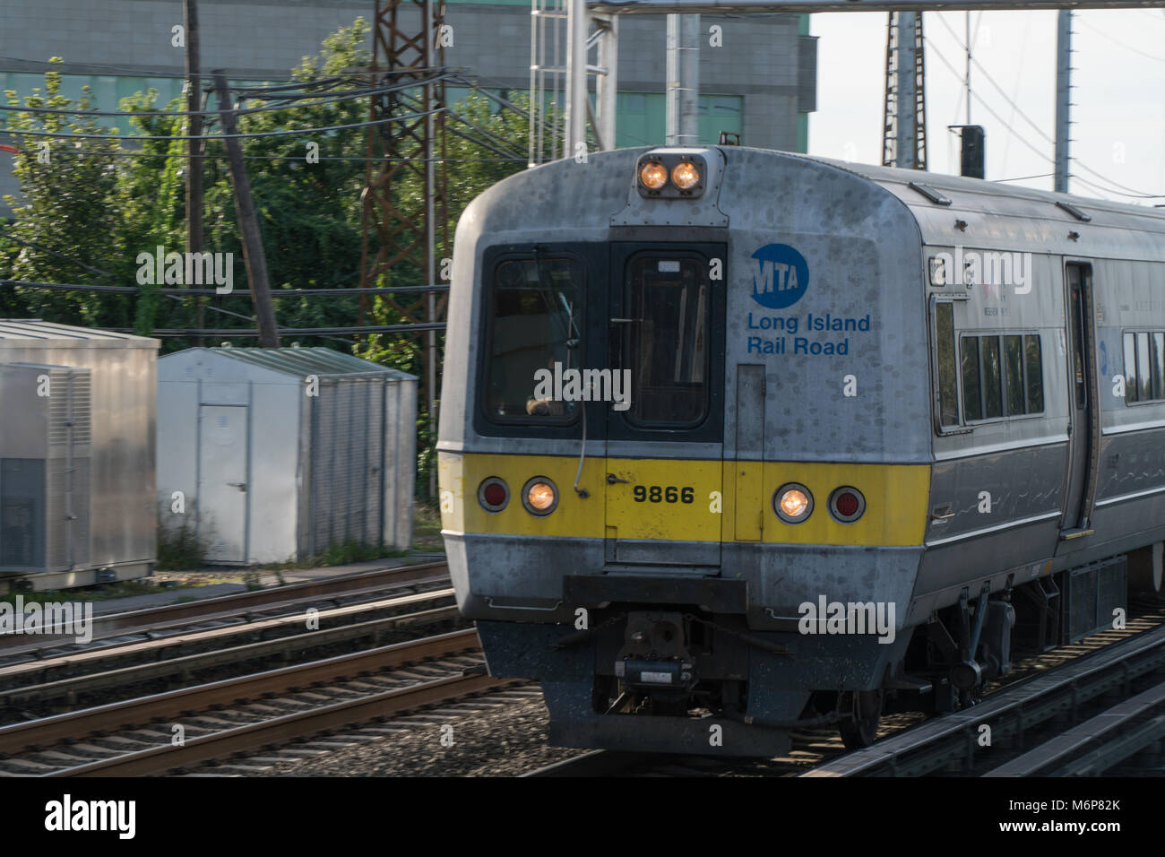 La città di New York, circa 2017: Ferrovia di Long Island carrozza del treno closeup trasporto di passeggeri per ora di punta i pendolari a Manhattan. Giorno Orario al di fuori Foto Stock