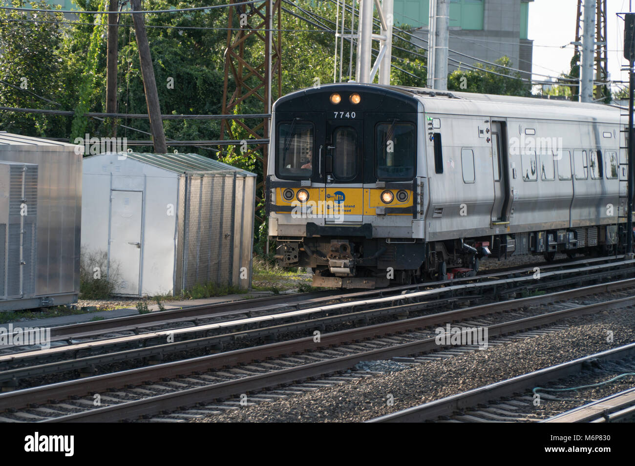 La città di New York, circa 2017: Ferrovia di Long Island treno su cingoli portano i passeggeri pendolari a Manhattan e Penn Station giorno orario esterno Foto Stock