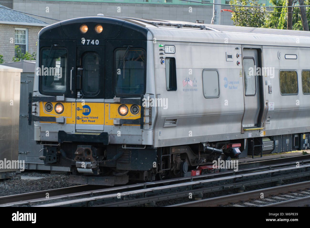 La città di New York, circa 2017: Ferrovia di Long Island carrozza del treno da vicino il viaggio sulla via della stazione. Potenza elettrica motore locomotiva Foto Stock