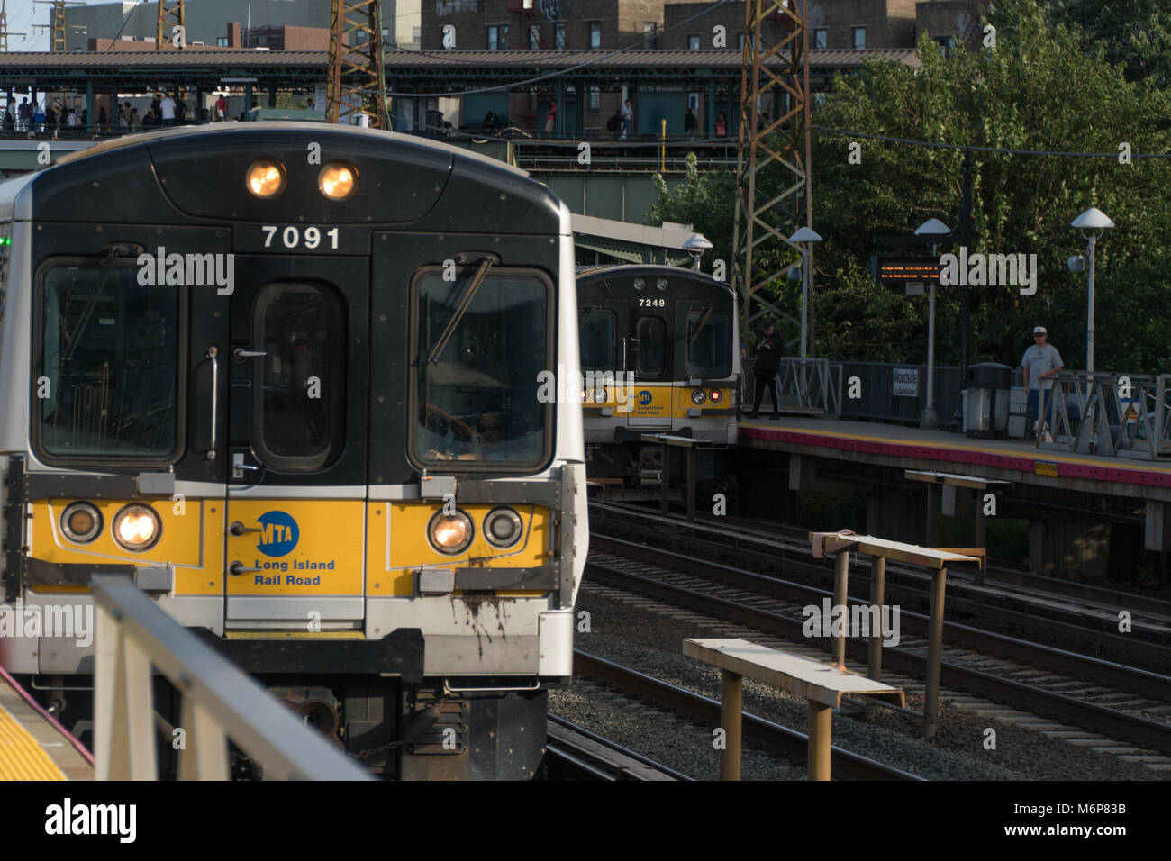 La città di New York, circa 2017: Ferrovia di Long Island arresto del treno a Queens NY banchina della stazione per passeggeri viaggia a Manhattan Foto Stock
