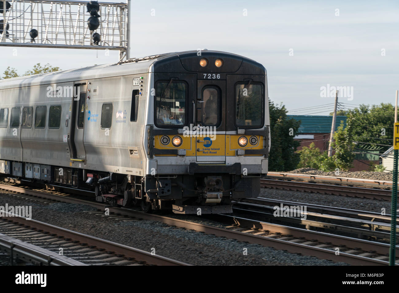 La città di New York, circa 2017: Ferrovia di Long Island il treno il giorno fuori dall esterno. Potenza elettrica corsa del motore sulla costa est via rete Foto Stock