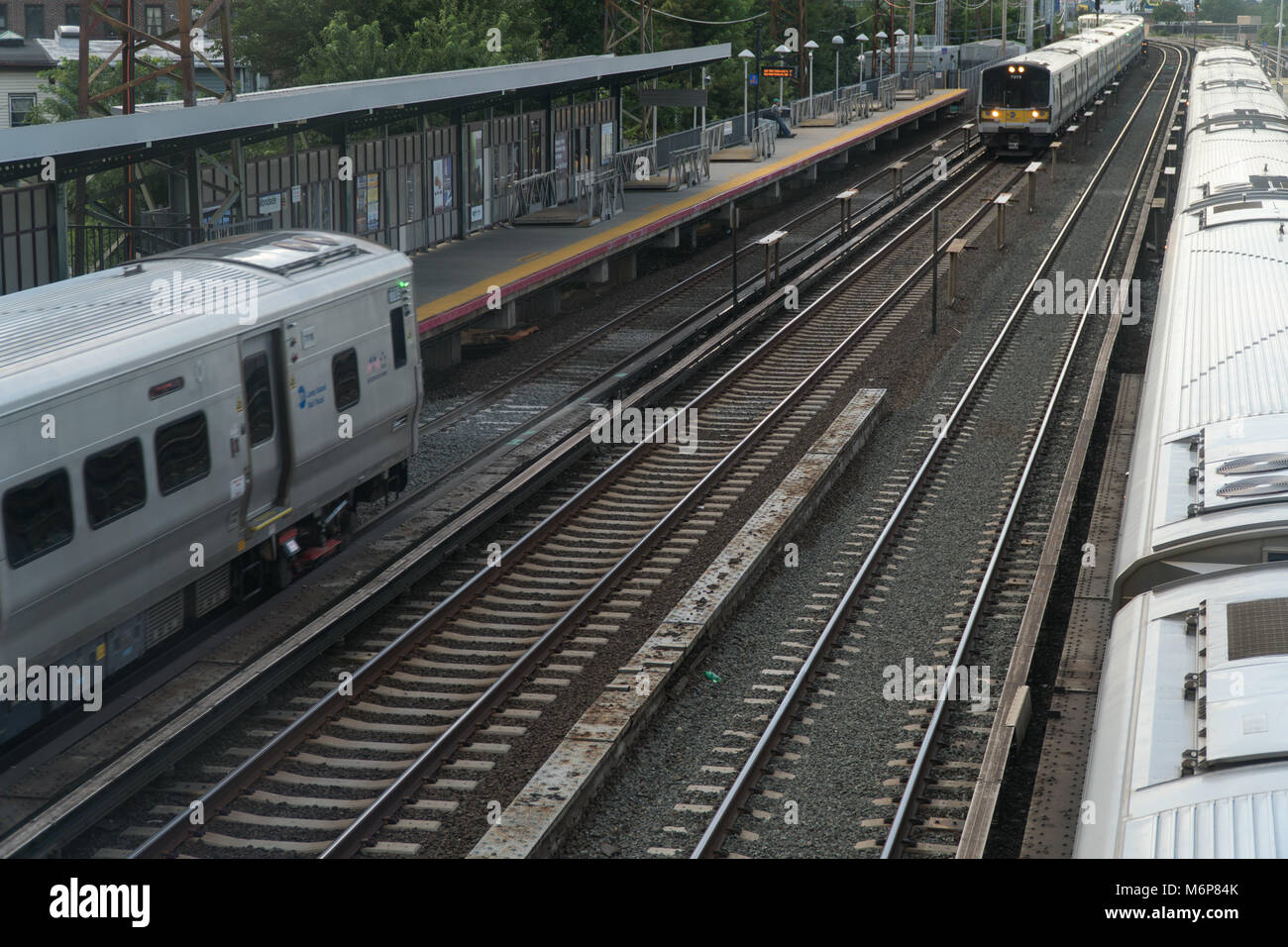 La città di New York, circa 2017: Ferrovia di Long Island treno passare durante la occupato Rush Hour commutare a al di fuori della stazione di transito mozzo Foto Stock