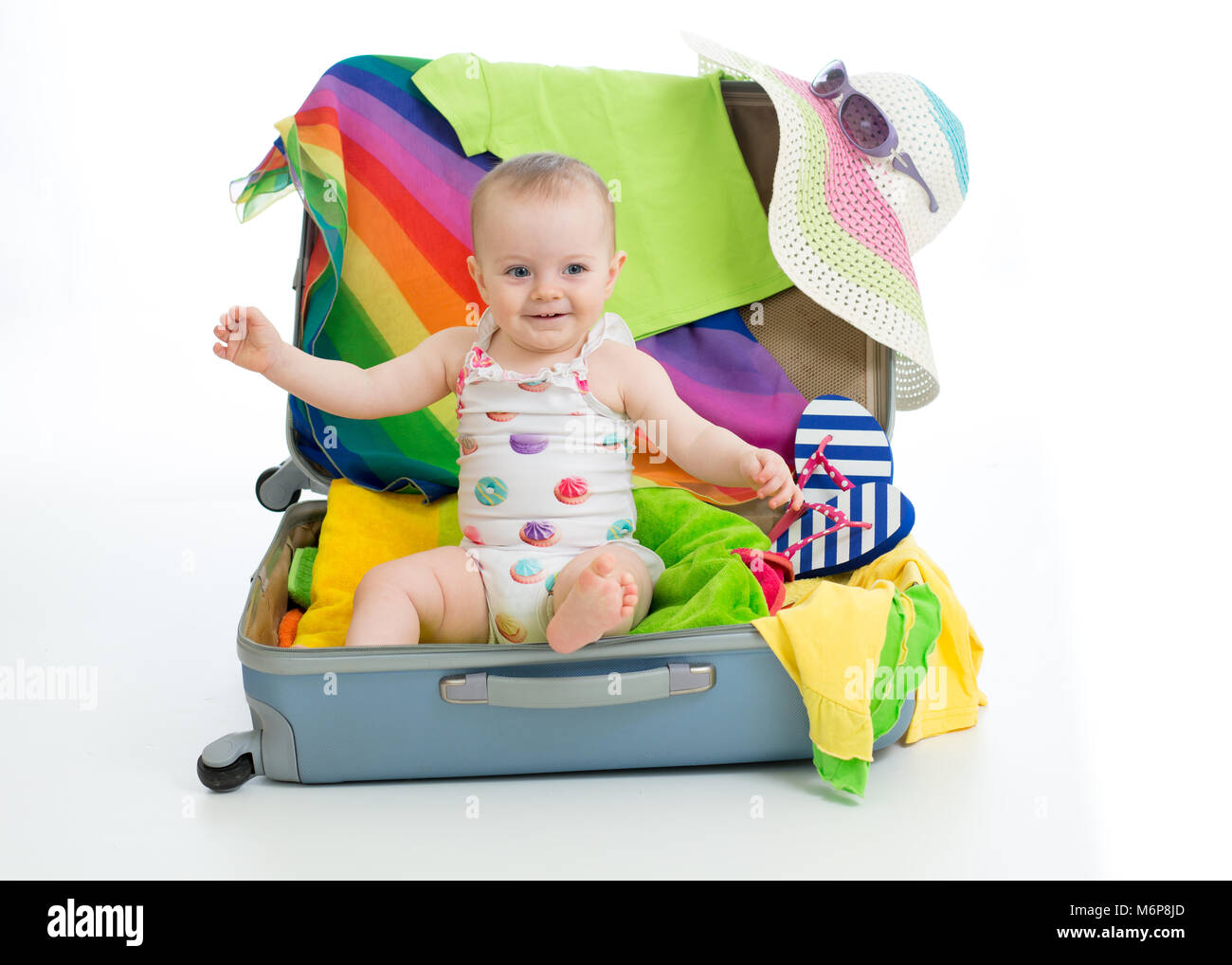Baby toddler ragazza seduta in linea con le cose per vacanze viaggi Foto Stock