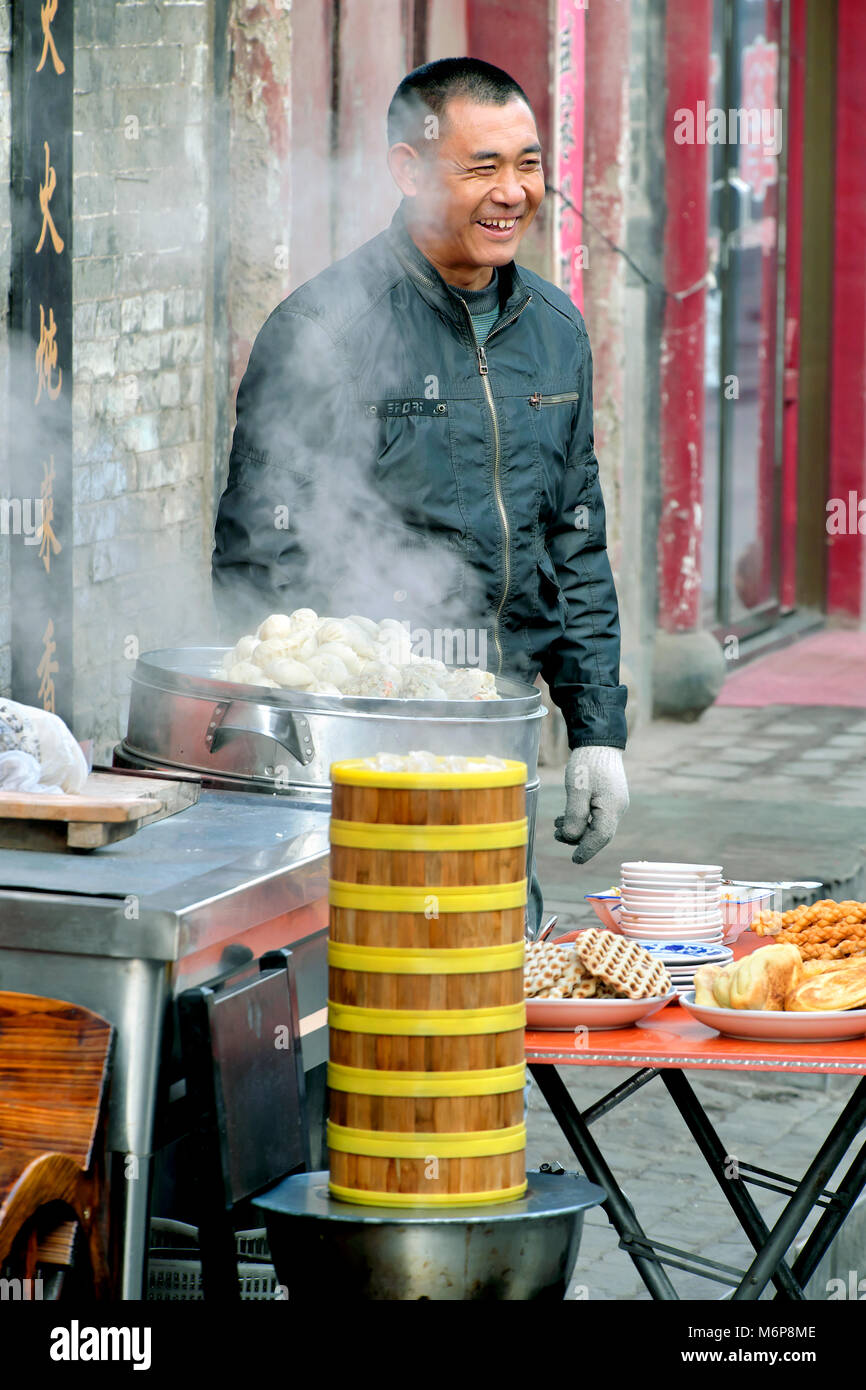Cucina all'aperto con gnocchi fumanti e altri piatti da strada, Antica città di Pingyao, provincia di Shanxi, Cina, Asia Foto Stock