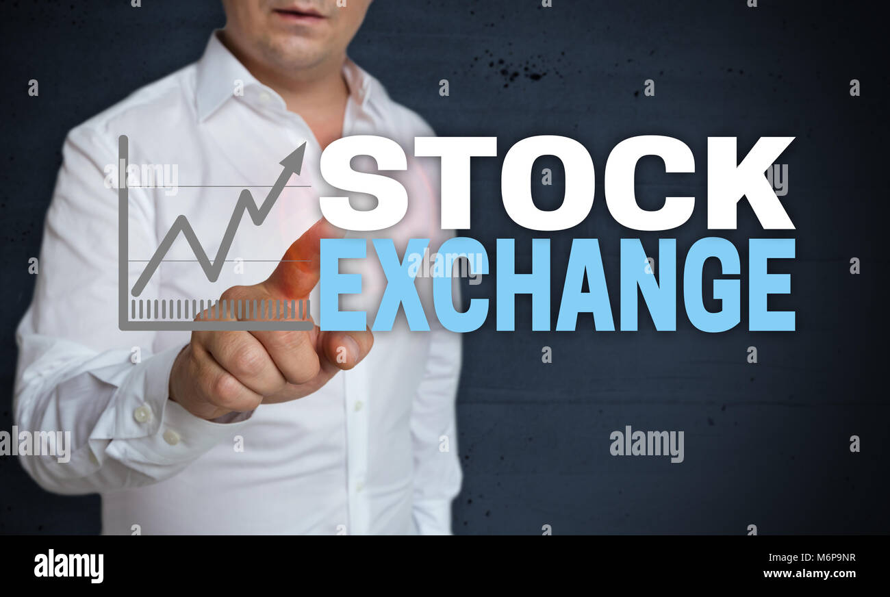 Stock Exchange il touchscreen è azionato dal concetto di uomo. Foto Stock