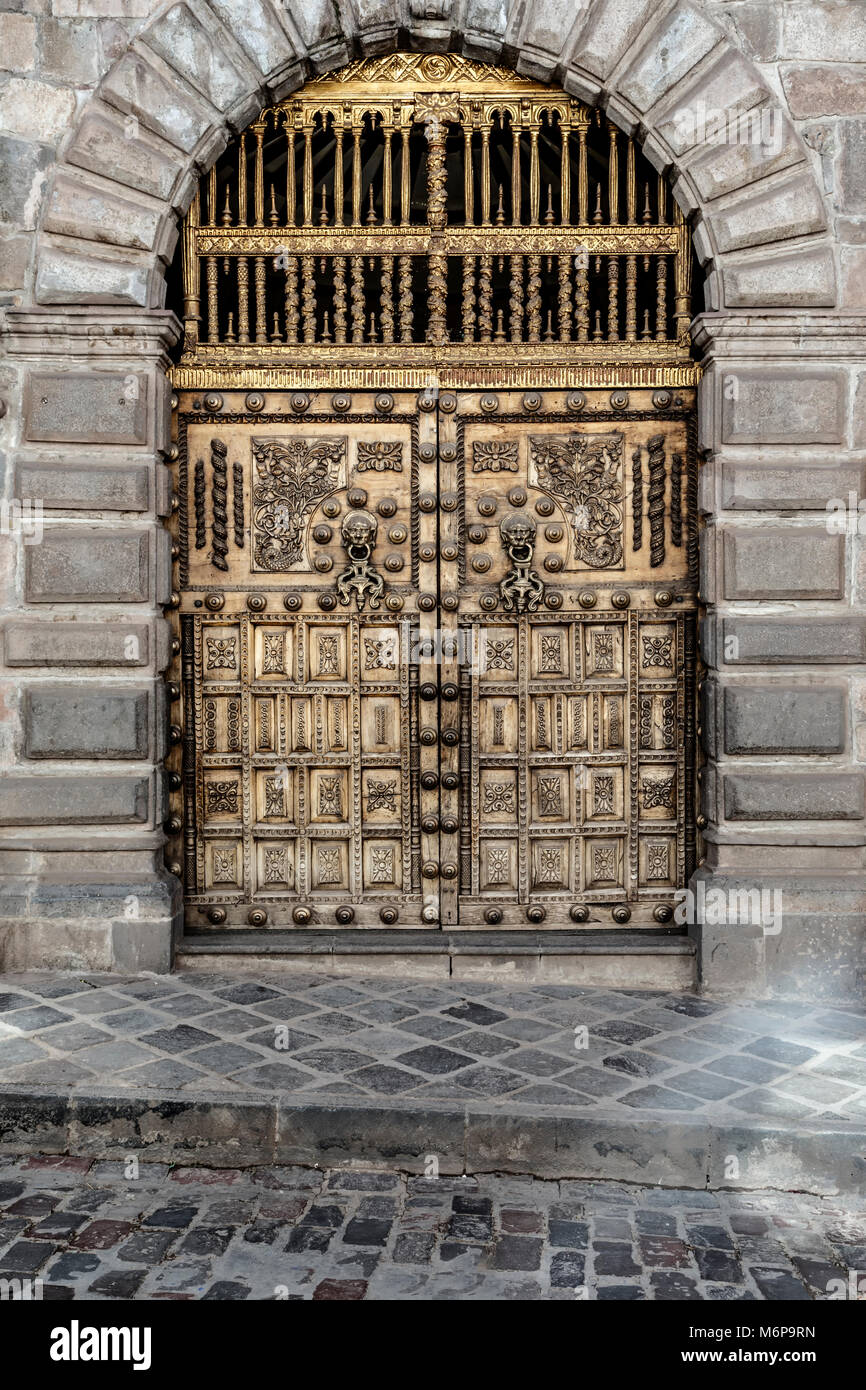 Legno intagliato porta, Cusco, Perù Foto Stock