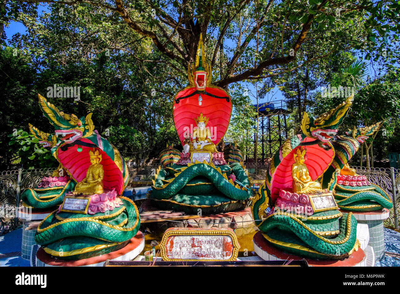 Sculture di Buddha e i serpenti sono parte di Mahazedi Pagoda, uno di molti dei più importanti luoghi di culto in città Foto Stock