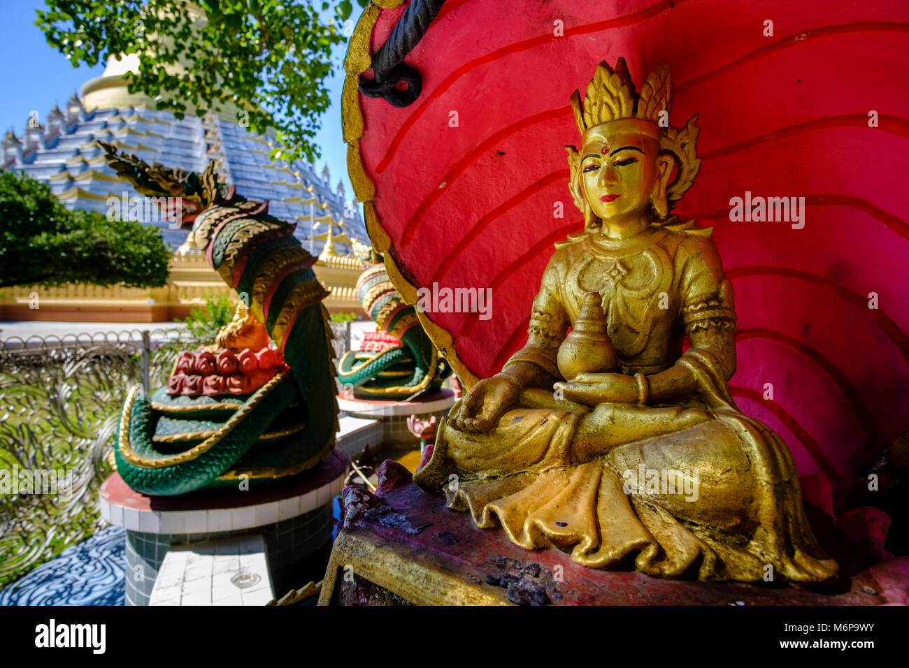 Sculture di Buddha e i serpenti sono parte di Mahazedi Pagoda, uno di molti dei più importanti luoghi di culto in città Foto Stock