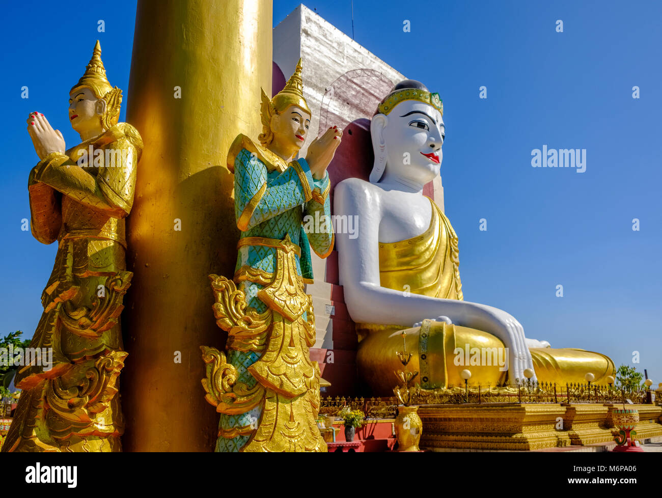 Dettaglio della Pagoda Kyaikpun, la statua dei quattro Budda seduto, uno di molti dei più importanti luoghi di culto in città Foto Stock