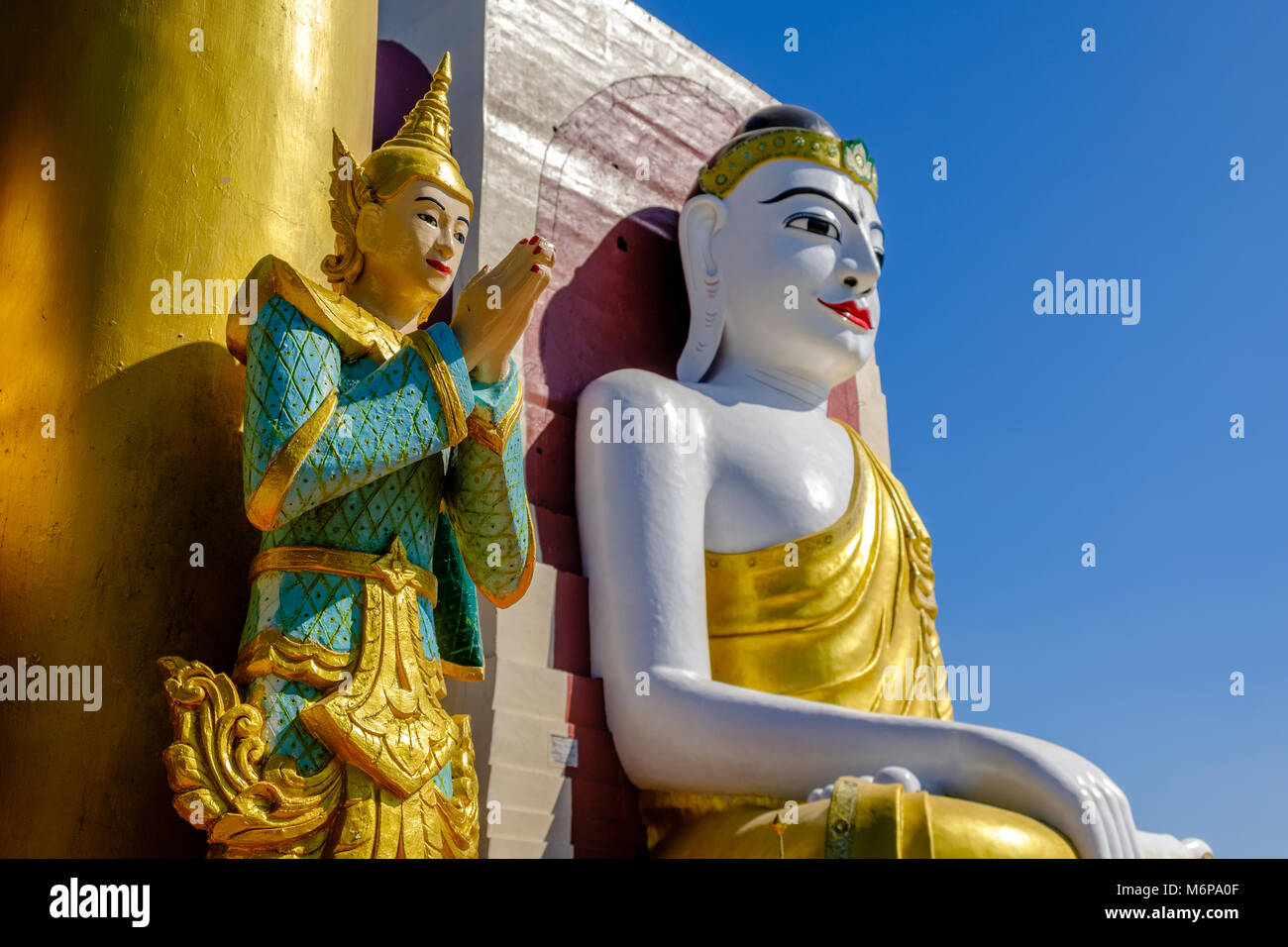 Dettaglio della Pagoda Kyaikpun, la statua dei quattro Budda seduto, uno di molti dei più importanti luoghi di culto in città Foto Stock