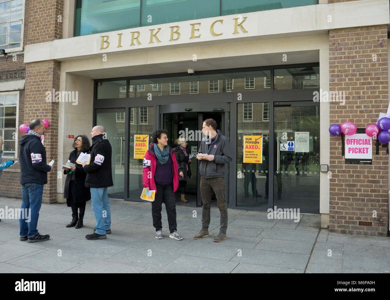 Il personale accademico e amministrativo in corrispondenza di una linea di picchetto presso il Birbeck facoltà dell'Università di Londra durante lo sciopero contro i tagli in piani pensionistici presso le università in Inghilterra, Regno Unito Foto Stock