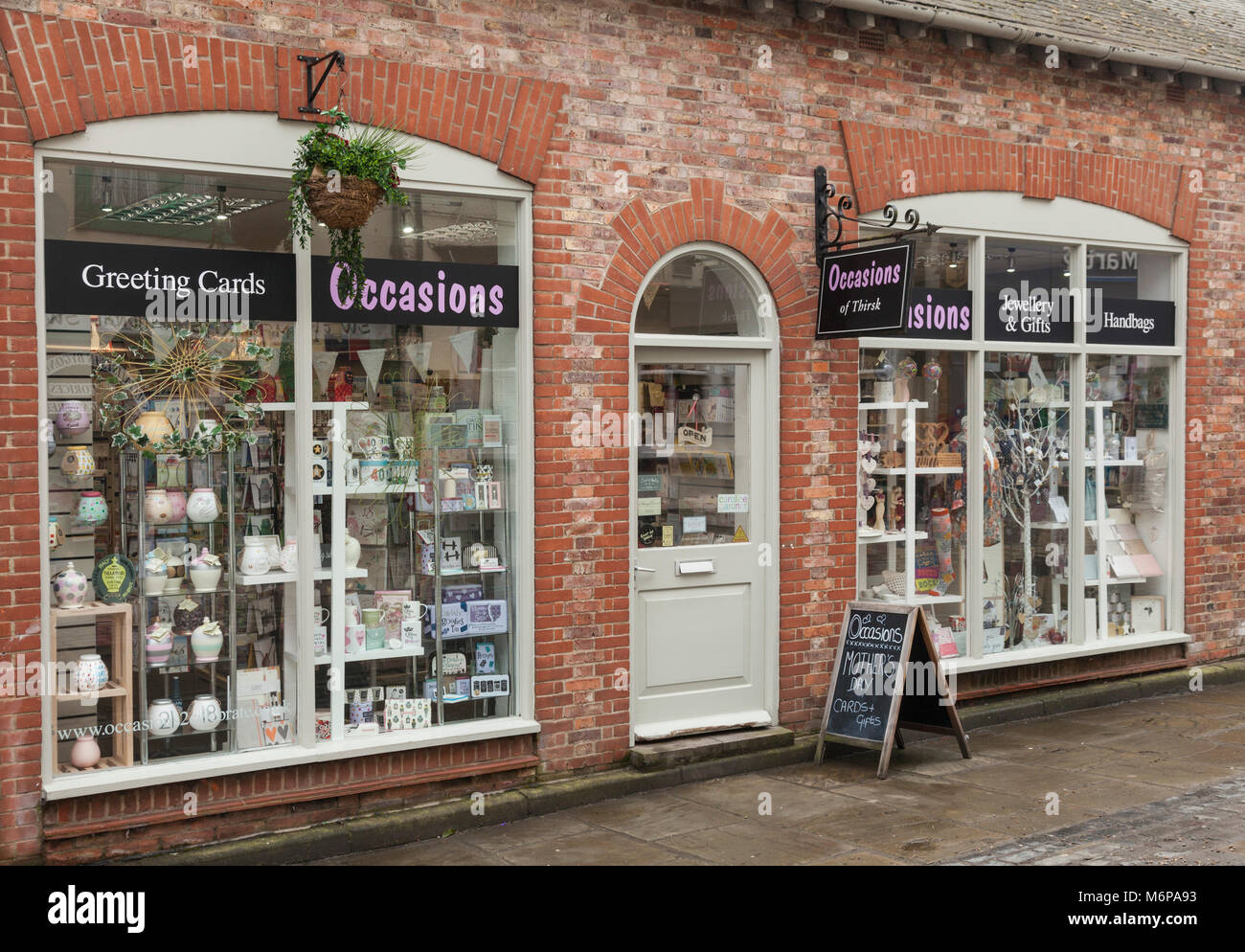 Scheda occasioni e negozio di articoli da regalo in Thirsk,North Yorkshire, Inghilterra, Regno Unito Foto Stock