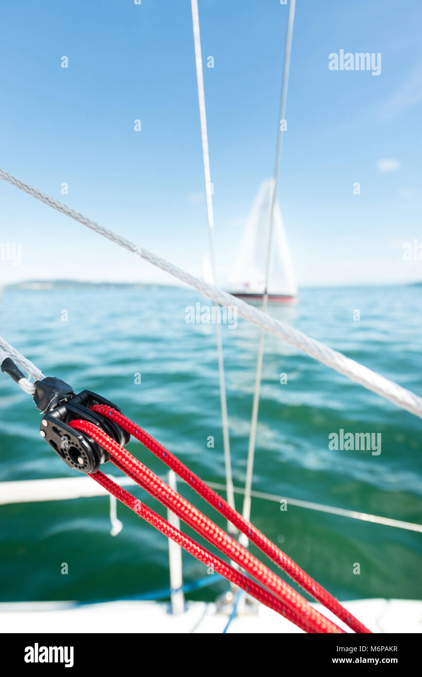 Dettaglio della barca a vela rig con altra barca in background Foto Stock