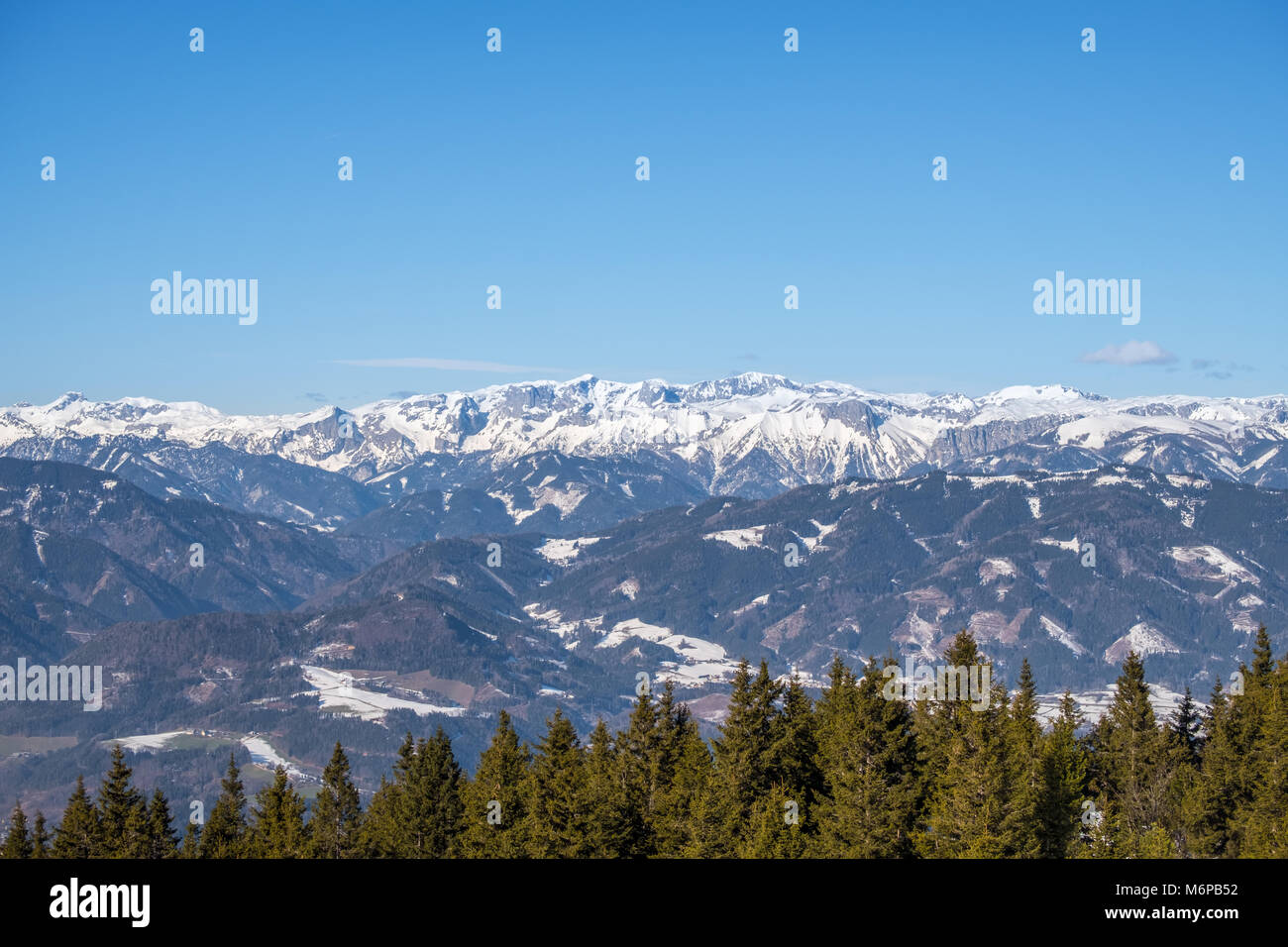Panoramica paesaggio innevato veduta panoramica della gamma della montagna Hochschwab dal vertice della montagna Rennfeld in inverno Foto Stock