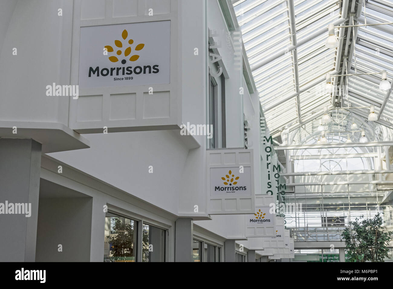 Morrisons supermercato segni e il logo Foto Stock