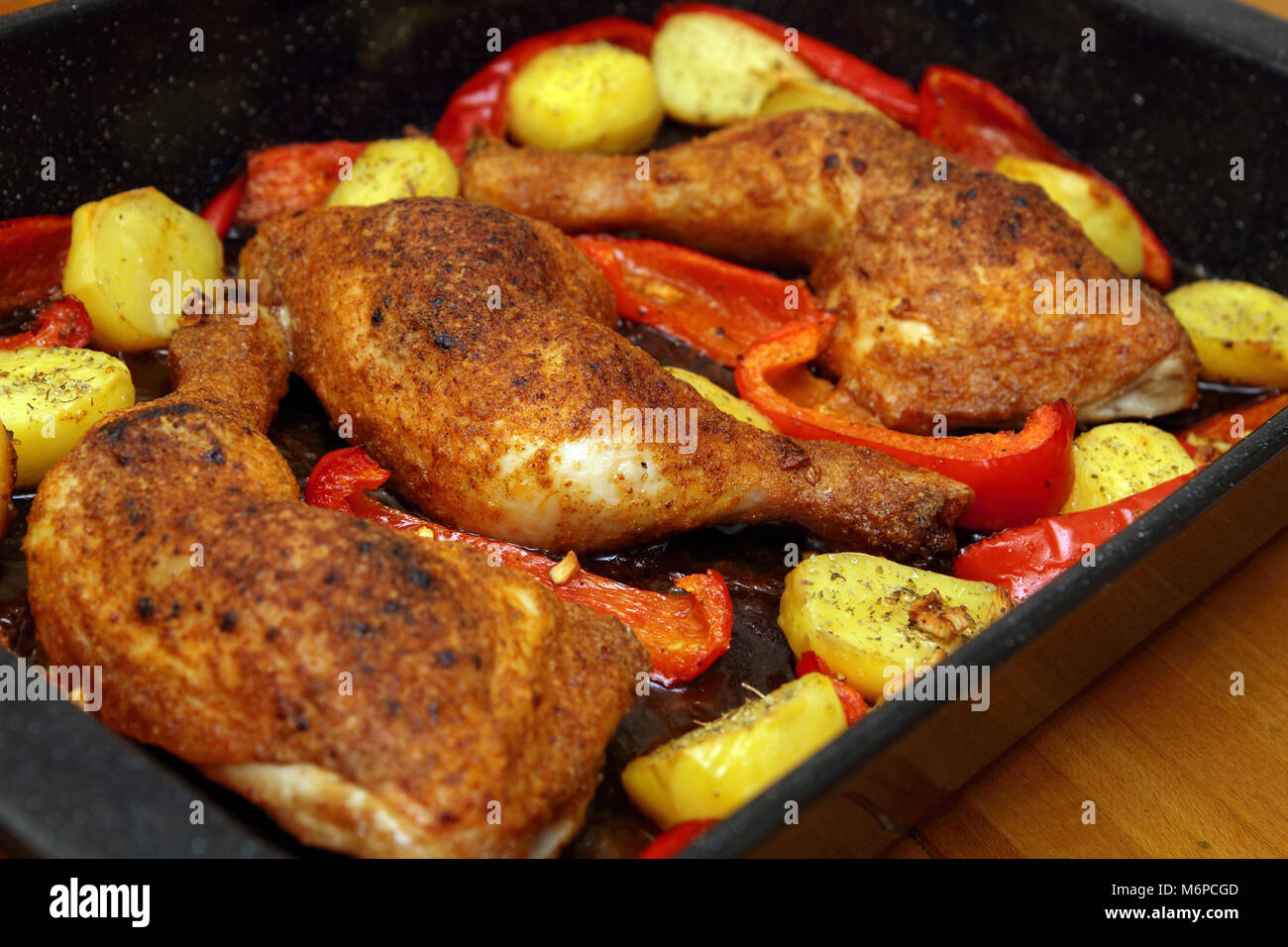 Cosce di pollo disossate di pollo con patate e paprica Foto stock - Alamy