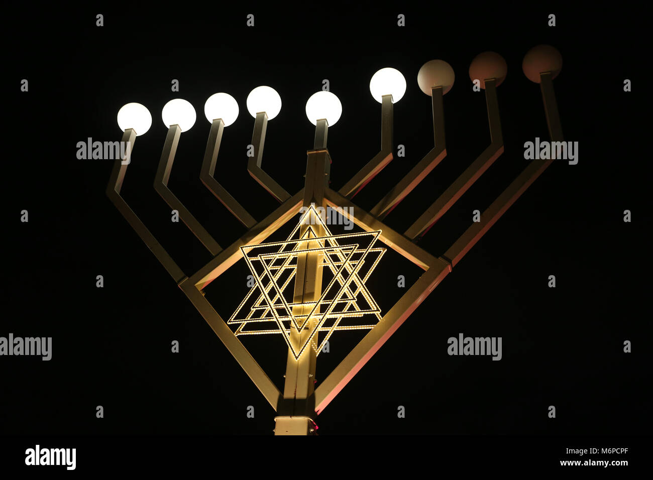 Un Hanukkiah, una Menorah con nove filiali Foto Stock